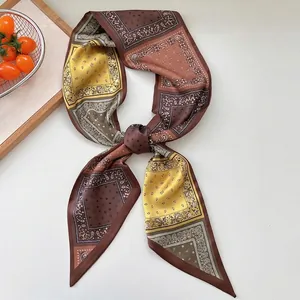 Collier foulard en soie à imprimé paisley rétro marron et gingembre sur fond blanc