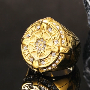 Herrenring mit Goldbeschichtung, Kompass-Design, Kristallen und Punk-Stil Textur