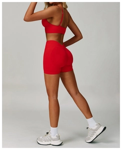 Vue détaillée du short de yoga rouge taille haute avec effet push-up et texture en tricot