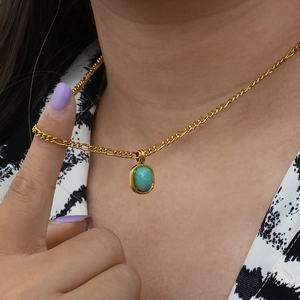 Collier chaîne Figaro dorée avec pendentif en pierre amazonite vert menthe ovale pour femme