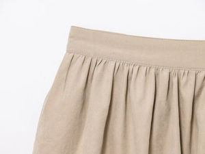 Vue détaillée d'une mini-jupe kaki avec taille plissée et finitions à double couture