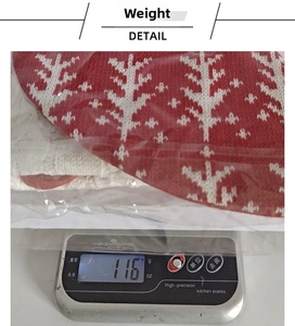 Detailed scale view of the 116g knitted Christmas gift bag showing accurate product weight