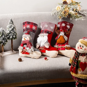 Detailansicht großer Weihnachtsstrümpfe mit Schneeflockenkaromuster in festlicher Deko