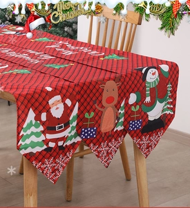 Detail eines rot-schwarzen Weihnachts-Tischläufers mit Weihnachtsmann- und Rentier-Motiven