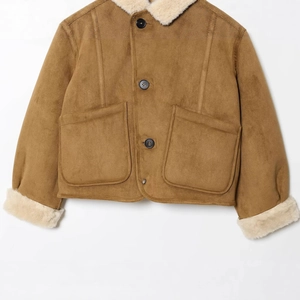 Veste en daim marron avec col en peau de mouton synthétique blanche et grandes poches
