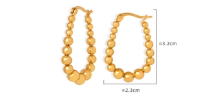 Dettaglio dimensioni orecchini a cerchio con perline in oro 18K, 3,2cm per 2,3cm