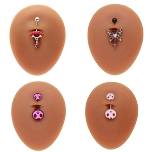 Détails de quatre piercings de nombril avec motifs de lèvres, papillons et crânes