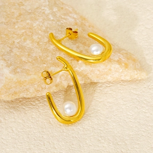 Élégantes boucles d'oreilles en forme de U plaquées or 18K avec une perle blanche pure