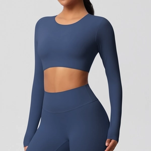 Détail d'un ensemble de yoga bleu marine avec crop top manches longues et legging