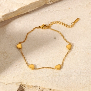 Dettaglio del bracciale in acciaio inossidabile placcato oro 18K con quattro ciondoli
