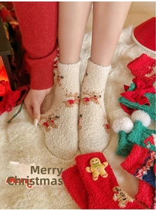 Détail des chaussettes de Noël en polaire corail avec motifs festifs de renne et de pain d'épices