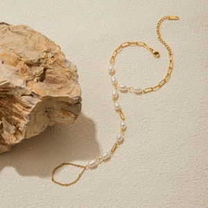 Bracciale ad anello catena a graffetta dorata con perle d'acqua dolce su roccia