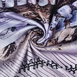 Gros plan sur la texture du tricot fleuri violet et noir aux détails de tissage fins