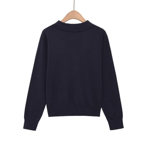 Vista posteriore del maglione polo blu scuro con polsini e orlo a coste sulla gruccia