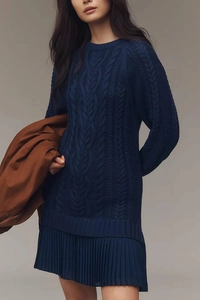 Détail de la robe en maille torsadée bleu marine avec ourlet plissé élégant et doux