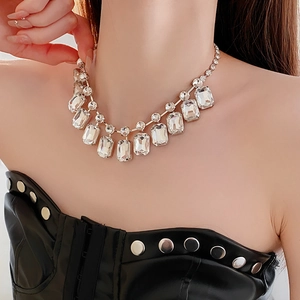 Gros plan du collier à franges en argent avec strass transparents sur un mannequin