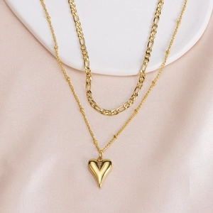 Elegante collana a doppio strato dorata con catena Figaro a sfere e ciondolo cuore