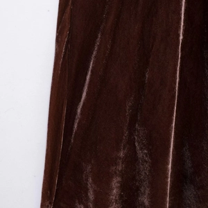 Elegante abito lungo in velluto marrone scuro con spalline sottili e texture arricciata