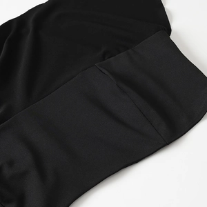 Dettaglio del tessuto elastico nero e cucitura in vita di questo set sexy due pezzi