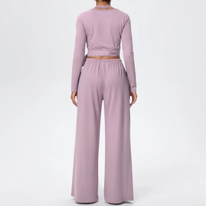 Ensemble de yoga avec haut court à manches longues lavande et pantalon à jambes larges