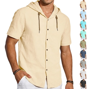 Dettaglio di camicia leggera in lino con cappuccio, maniche corte e coulisse regolabile