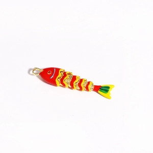 Détail d'un pendentif carpe koi plaqué or avec des articulations mobiles pour DIY