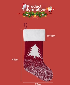 Detail einer rot-weißen Strick-Weihnachtssocke mit Schneebaum-Muster und Kunstfell-Besatz