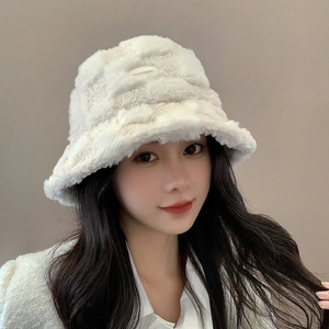 Chapeau Bob en Polaire Mouton Style Japonais Femme Hiver Chaud Peluche Damiers Étiquette Brodée Décontracté