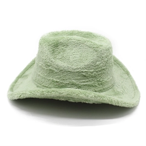 Détail du chapeau de cowboy vert clair en fausse fourrure montrant la texture pelucheuse