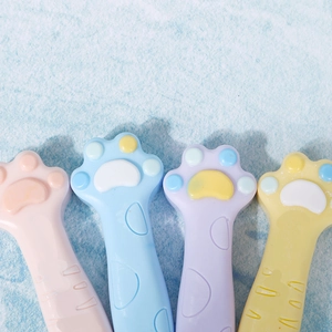 Dettaglio degli stampi in silicone a forma di zampa di gatto nei colori pastello rosa e blu