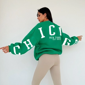 Vue détaillée du sweat-shirt oversize vert avec impression de lettres Chicago blanches