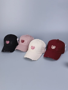 Détails de casquettes vintage avec broderie en forme de cœur en quatre couleurs