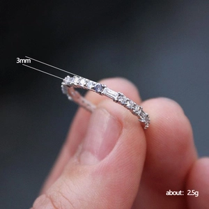 Bague élégante en argent de 3mm avec une rangée complète de zircons étincelants