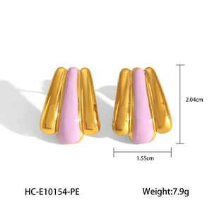 Detail view of wave-shaped 18k gold plated pink earrings with size and weight metrics