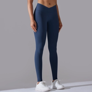 Dettaglio del design a vita a V incrociata sui pantaloni da yoga blu navy senza cuciture