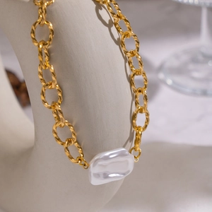 Collier chaîne en acier inoxydable doré 18 carats avec perle baroque sur présentoir