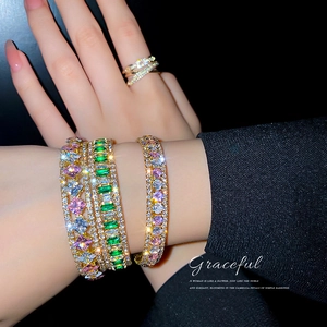Elegantes vergoldetes Armreif- und Ring-Set mit lebhaften mehrfarbigen Kristallen
