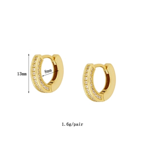 Nahaufnahme goldener Creolen mit Zirkon-Besatz und Anzeige des 13mm Außendurchmessers