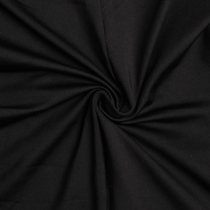 Gros plan sur la texture du tissu noir élastique et doux de cette combinaison ajustée