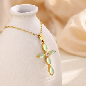 Collier croix vintage en acier inoxydable doré 18K avec pierres vertes et zircon