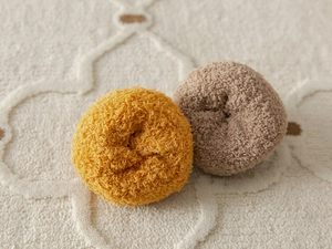 Texture dettagliata di calze da notte termiche in pile corallo giallo e marrone spesse