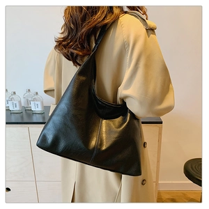 Dettaglio della borsa tote grande vintage nera che mostra la trama in morbida pelle PU sulla spalla