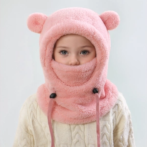 Gros plan sur la cagoule rose en peluche avec oreilles d'ours et cordon de serrage