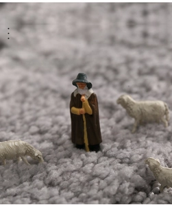 Nahaufnahme der dichten grauen Flockmatte mit kreativen Miniaturfiguren-Details