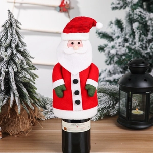 Weihnachtsmann Plüsch Weinbeutel für festliche Tischdekoration auf einem rustikalen Holztisch