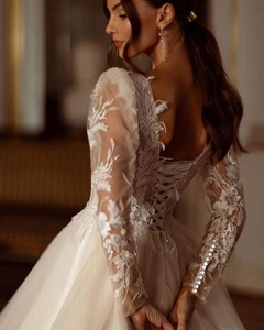 Vue détaillée de la robe de mariée avec manches longues en dentelle et dos corsé