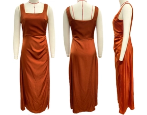 Detailansicht des satinierten Kleides in Orange mit Seitenschlitz und Raffung an der Taille