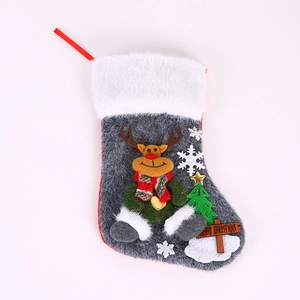 Chaussette de Noël en feutre gris avec revers en peluche, renne et signe Merry Christmas