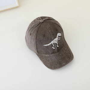 Dettaglio del ricamo scheletro di dinosauro su un cappellino in cotone grigio