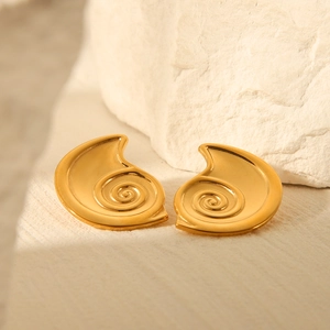 Boucles d'oreilles conque en acier inoxydable plaqué or 18 carats sur pierre blanche